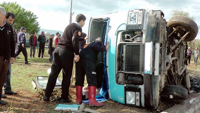 Kamyon minibüsü biçti: 2 ölü, 4 yaralı