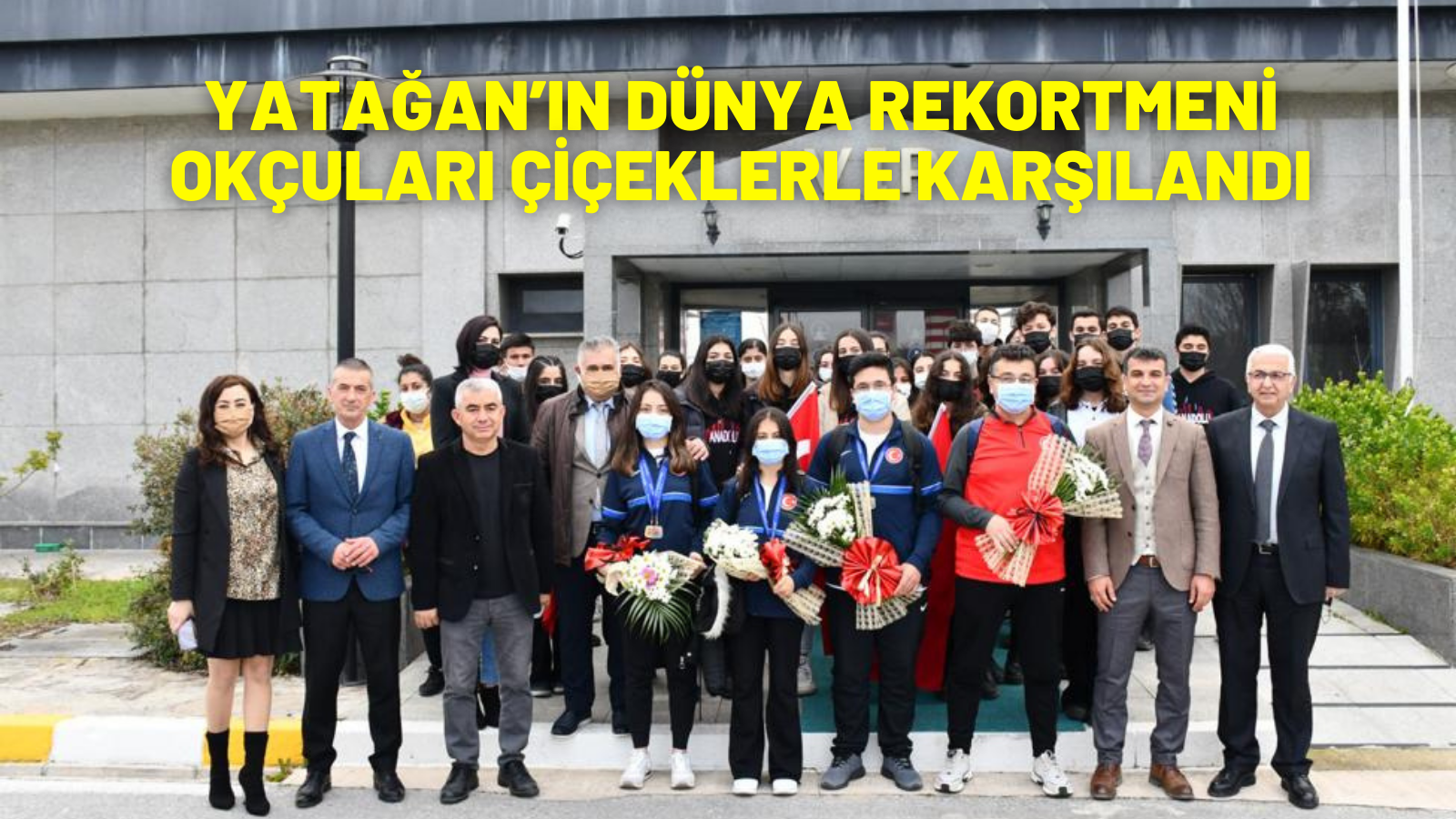 YATAĞAN’IN DÜNYA REKORTMENİ OKÇULARI ÇİÇEKLERLE KARŞILANDI