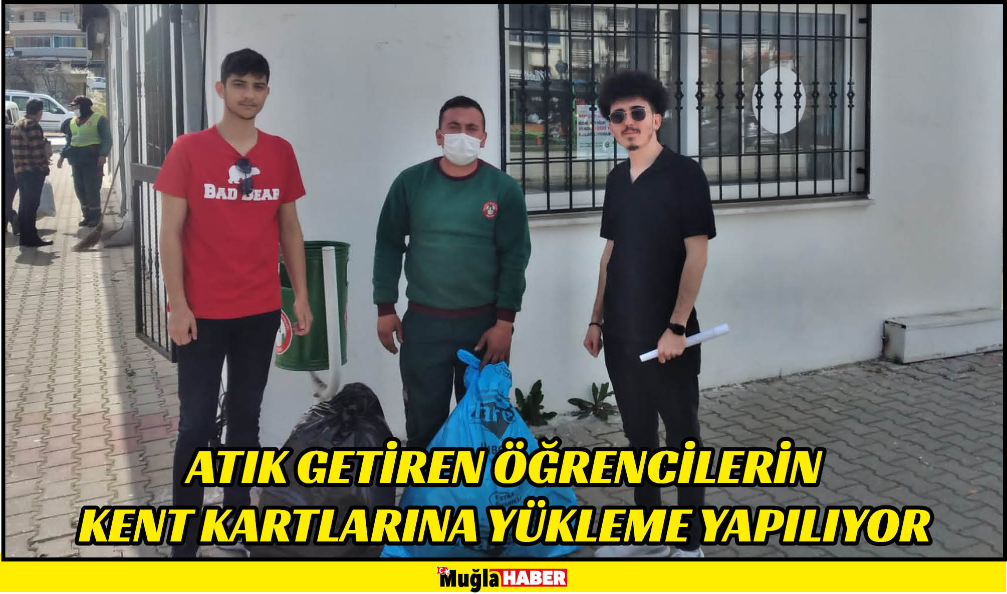 ATIK GETİREN ÖĞRENCİLERİN KENT KARTLARINA YÜKLEME YAPILIYOR