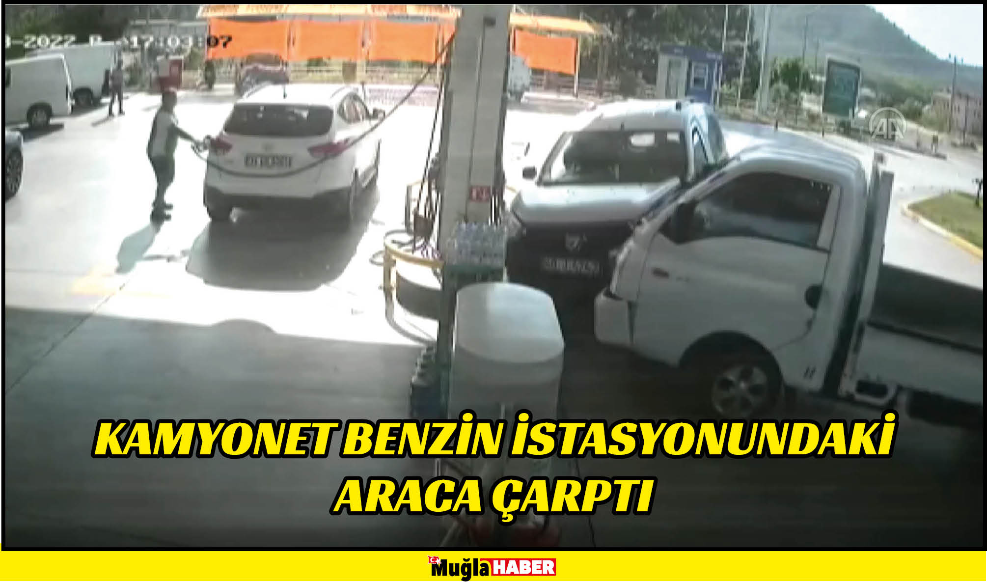 kamyonet benzin istasyonundaki araca çarptı