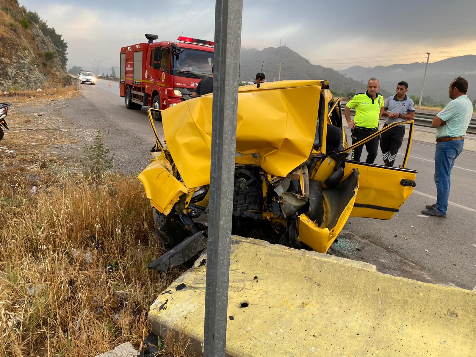 Muğla'da beton bariyerlere çarpan otomobilin sürücüsü ağır yaralandı