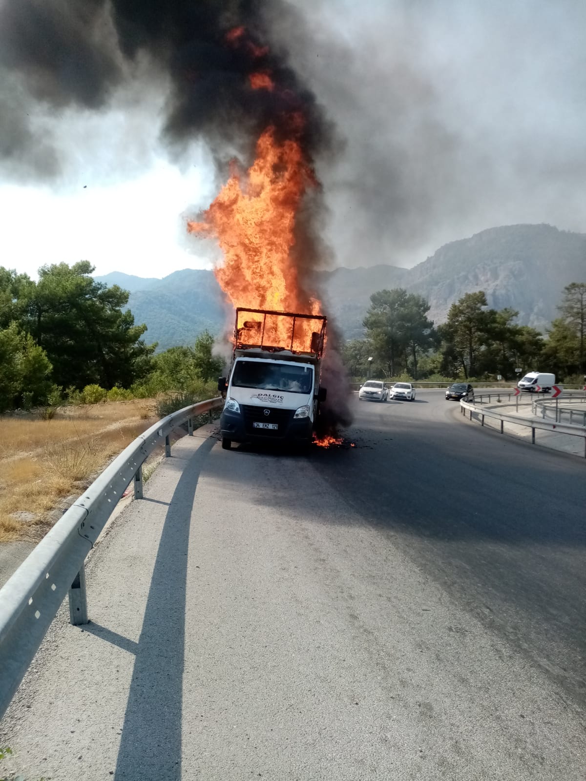 SEYİR HALİNDEKİ KAMYONET VE OTOMOBİLDE ÇIKAN YANGIN SÖNDÜRÜLDÜ