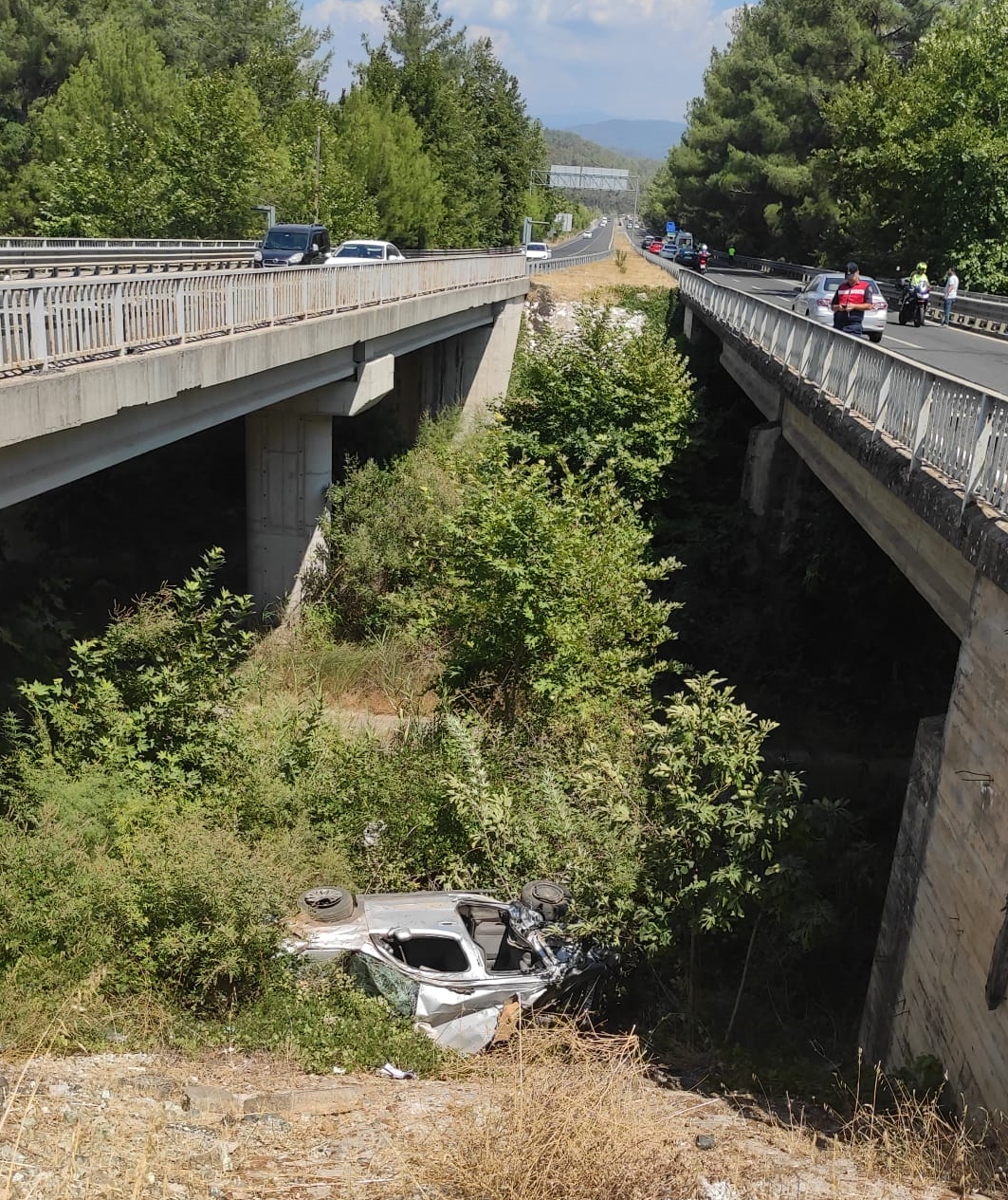 iki otomobilin çarpıştığı kazada 2 kişi yaralandı