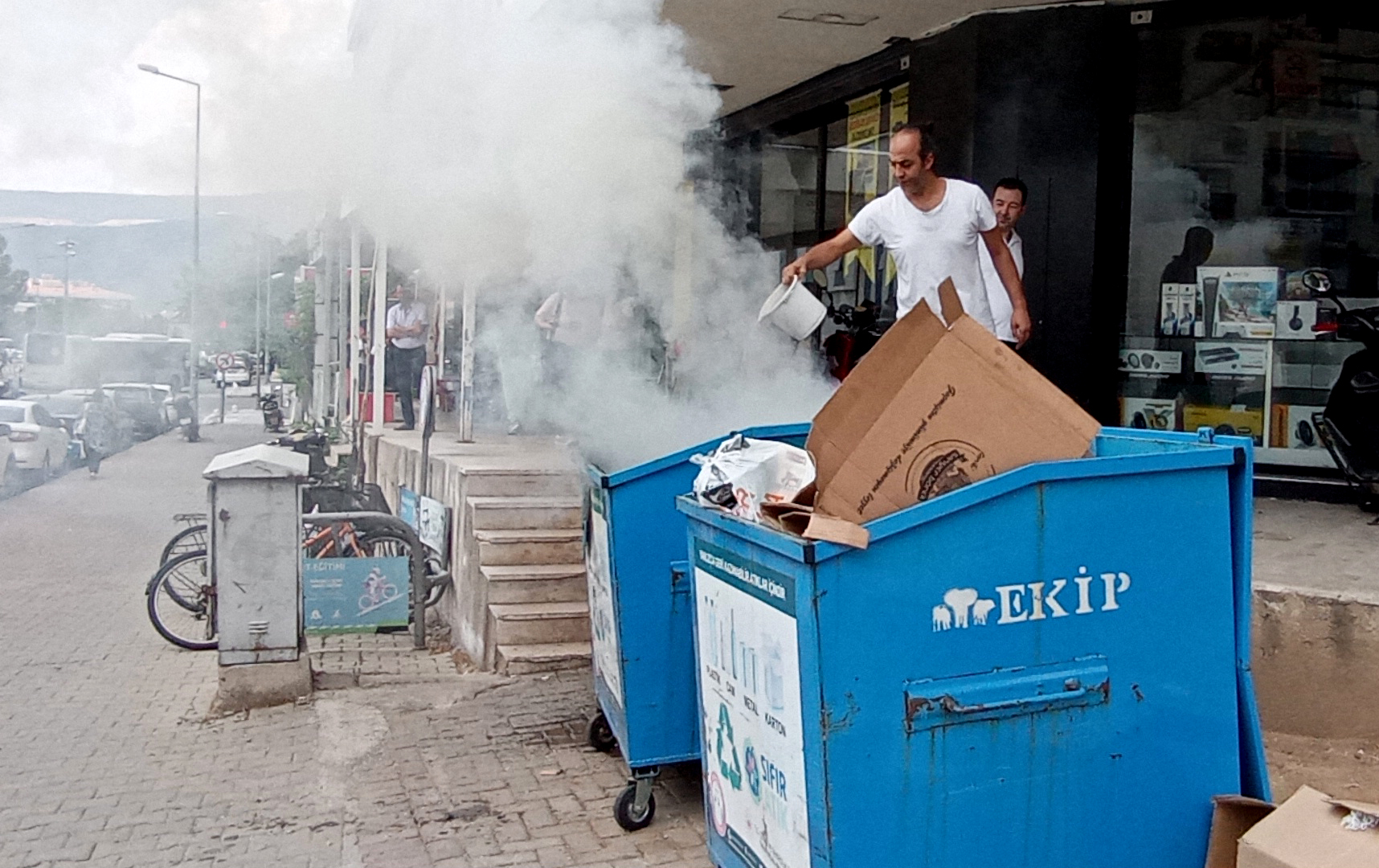 Menteşe'de geri dönüşüm kutusunda çıkan yangın işyeri sahiplerince söndürüldü