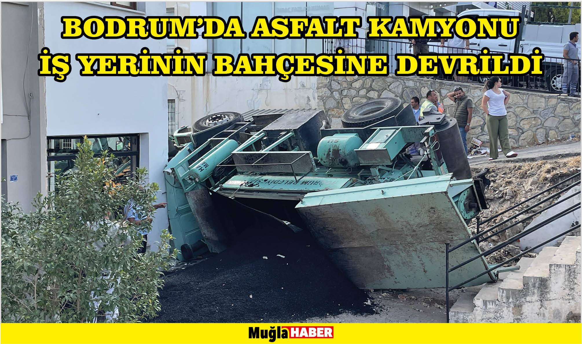 Bodrum'da asfalt kamyonu iş yerinin bahçesine devrildi