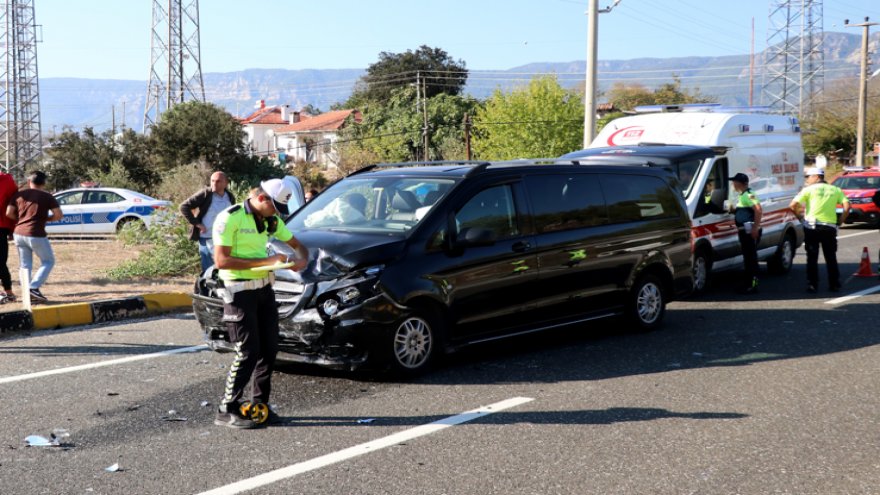 Muğla'da otomobille minibüsün çarpışması sonucu 6 kişi yaralandı