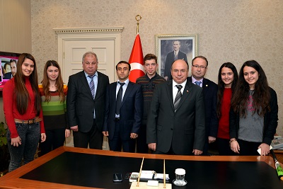 Hokeyciler Vali’ye sopa hediye etti!
