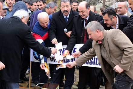 Yağmur altında bordro yaktılar