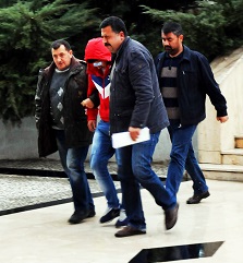 Anne mezara, oğul cezaevine