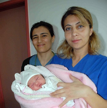 Bebeğini bırakarak kaçtı
