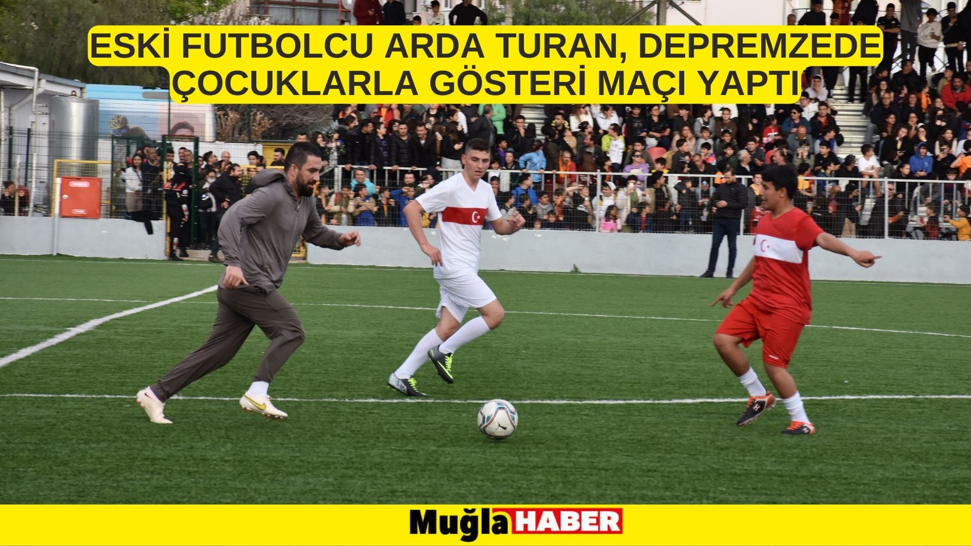 Eski futbolcu Arda Turan, depremzede çocuklarla gösteri maçı yaptı