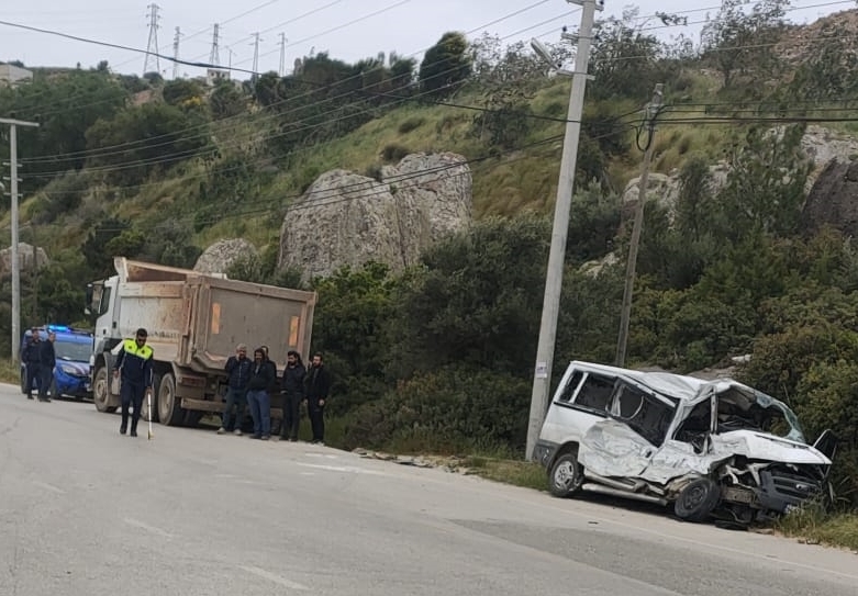 Muğla'da kamyonla çarpışan kamyonetin sürücüsü hayatını kaybetti