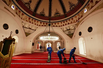 Menteşe Belediyesi camileri temizliyor