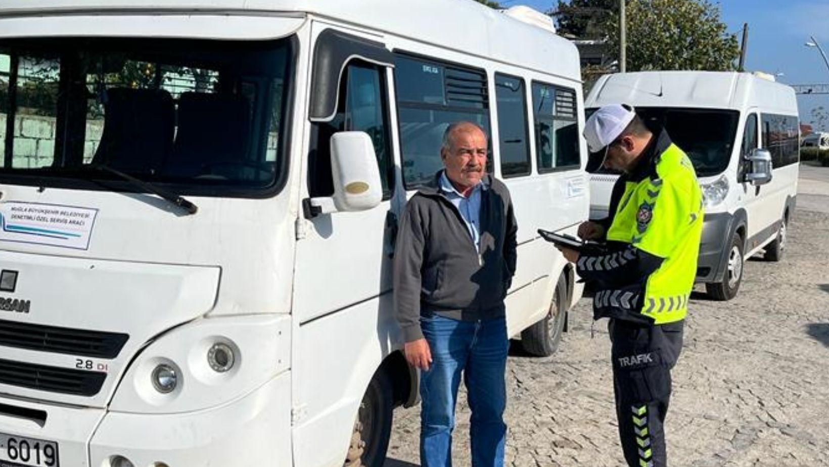 Datça'da polis ekipleri okul çevreleri ve servislerde denetim yaptı