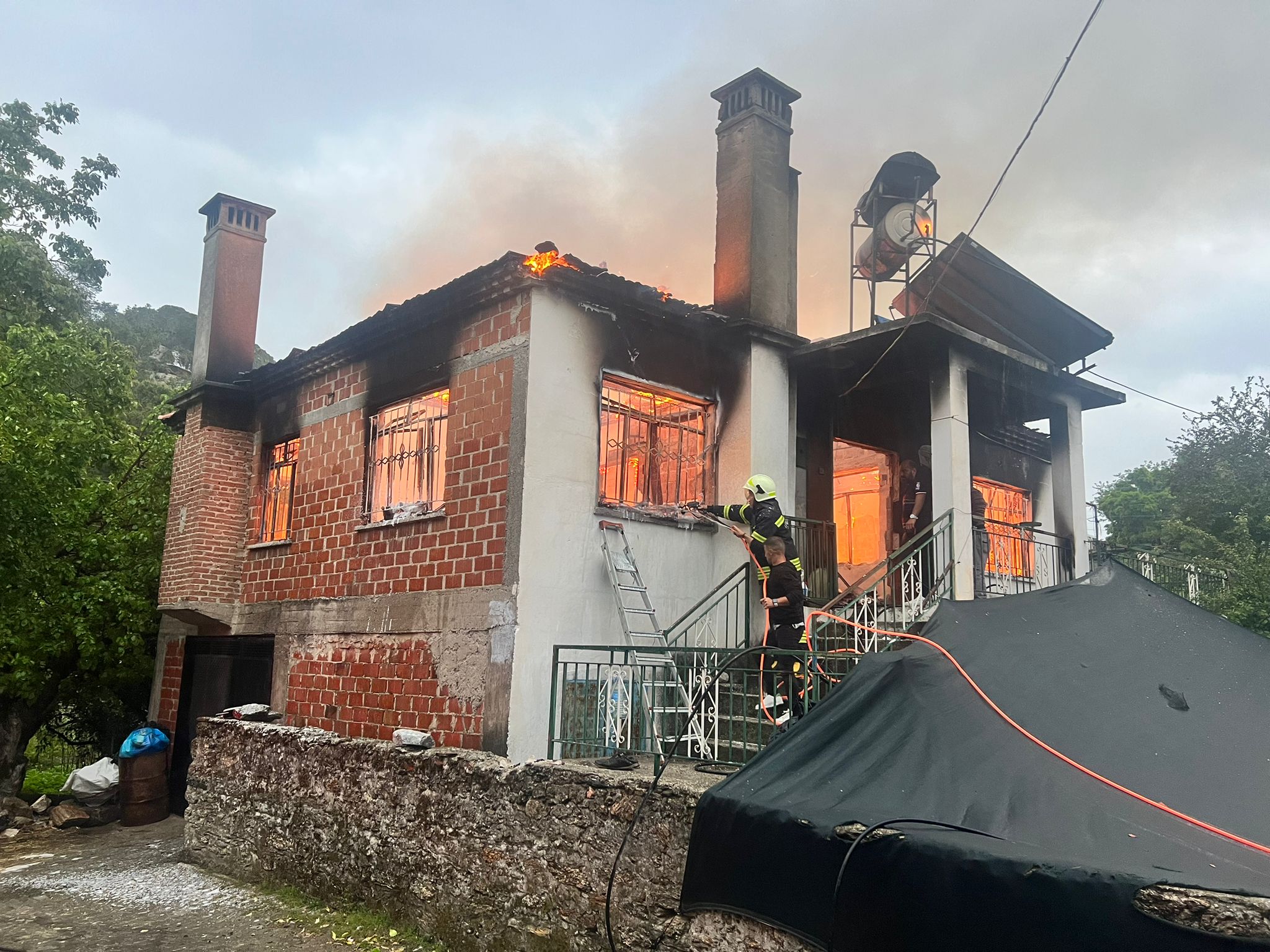 Milas'ta evde çıkan yangında 2 kişi öldü, 1 kişi yaralandı