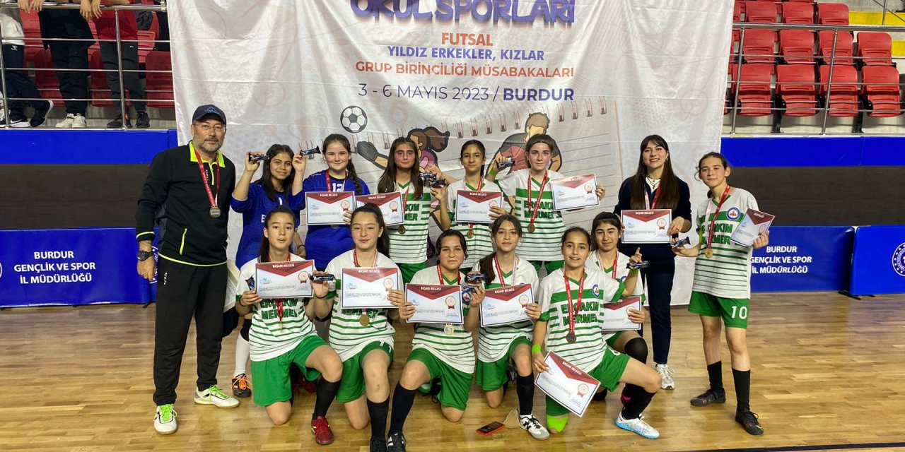 YATAĞAN 23 NİSAN ORTAOKULU FUTSAL TAKIMI BÖLGE ŞAMPİYONU OLDU