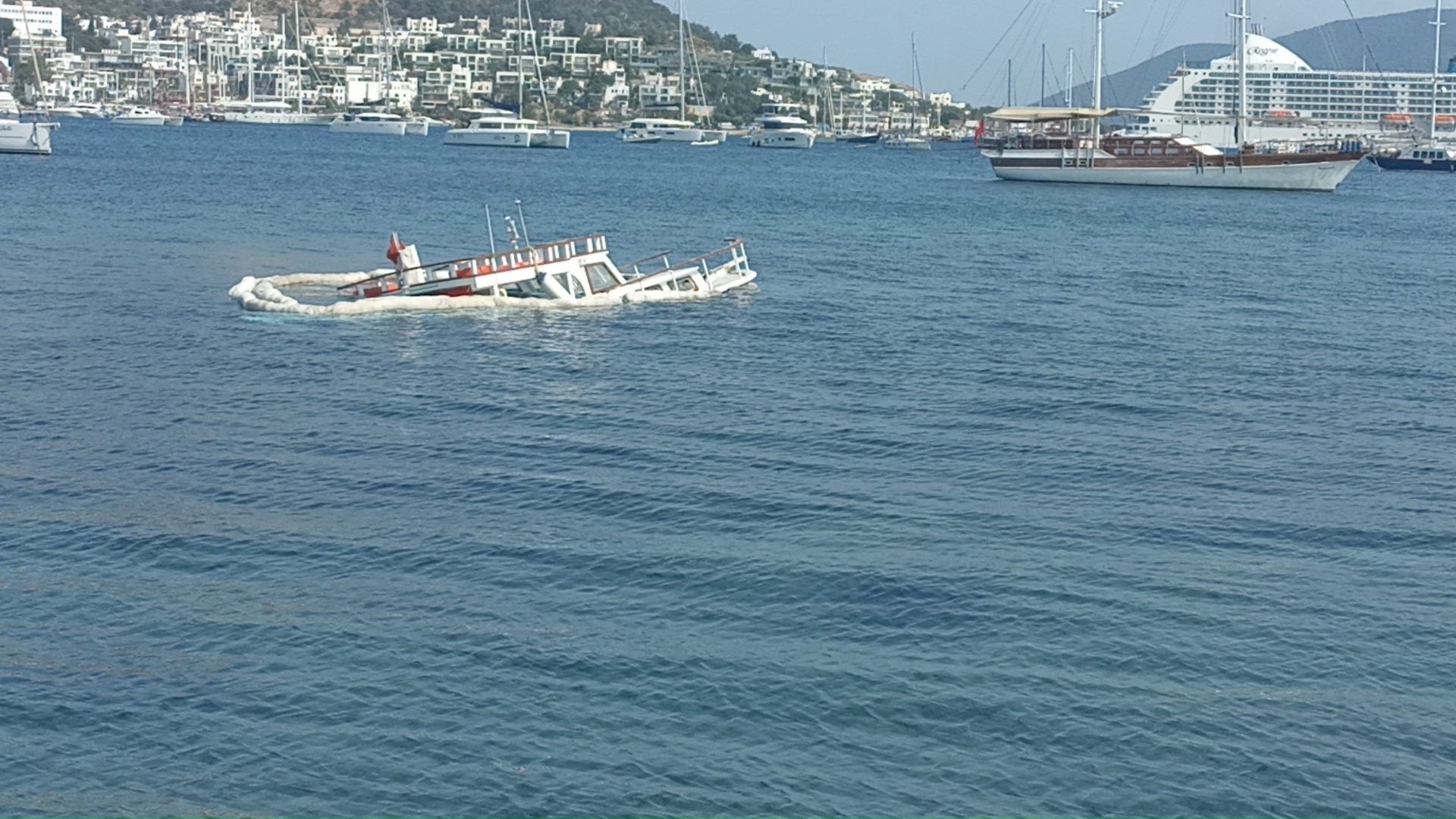 BODRUM'DA SU ALAN TEKNE KARAYA OTURDU