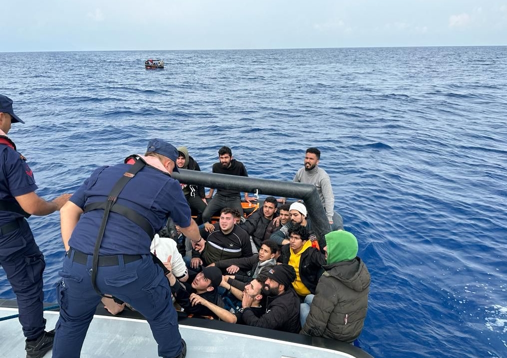 MUĞLA AÇIKLARINDA 96 DÜZENSİZ GÖÇMEN KURTARILDI