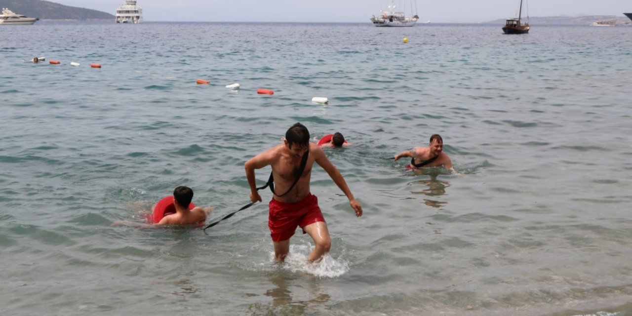 BODRUM'DA HALK PLAJLARINDA GÖREV YAPACAK CANKURTARANLARA EĞİTİM VERİLİYOR