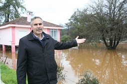 Yağış sel ve heyelan getirdi