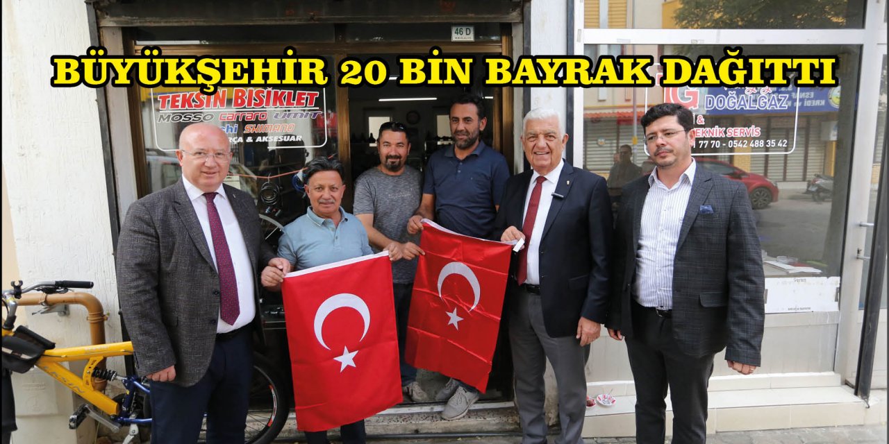 BÜYÜKŞEHİR 20 BİN BAYRAK DAĞITTI