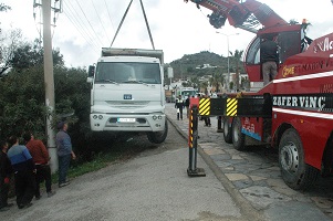 Kamyon dereye uçtu