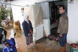 Ev ve işyerleri sualtında kaldı