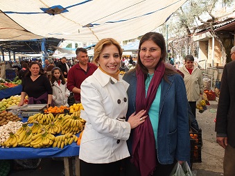 Gökcan, kadınlara fular hediye etti