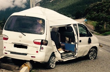 Minibüsün kapısı koptu, yolcular yola savruldu