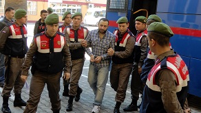 Kelepçelerle sınava geldi