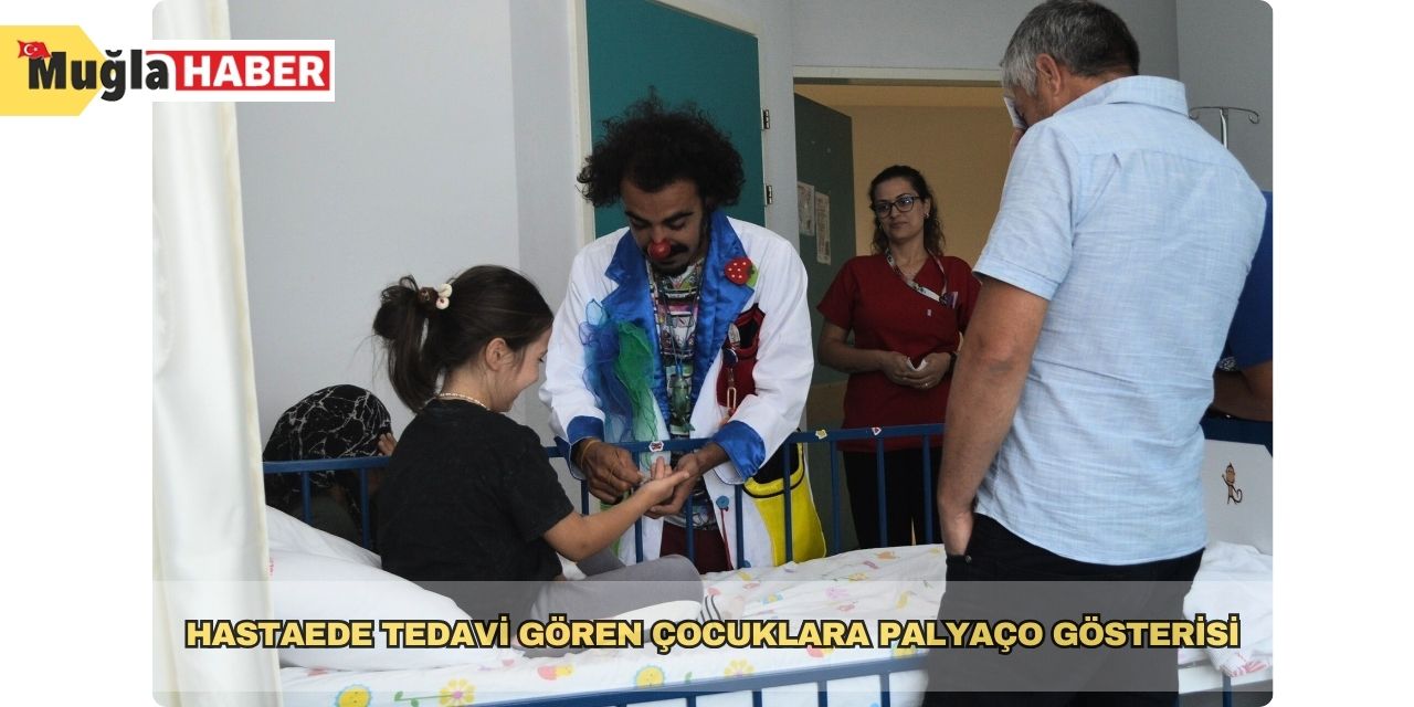 Hastanede tedavi gören çocuklara palyaço gösterisi