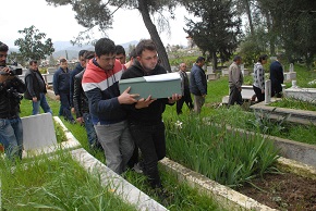 Bebeği ile aynı mezara defnedildi