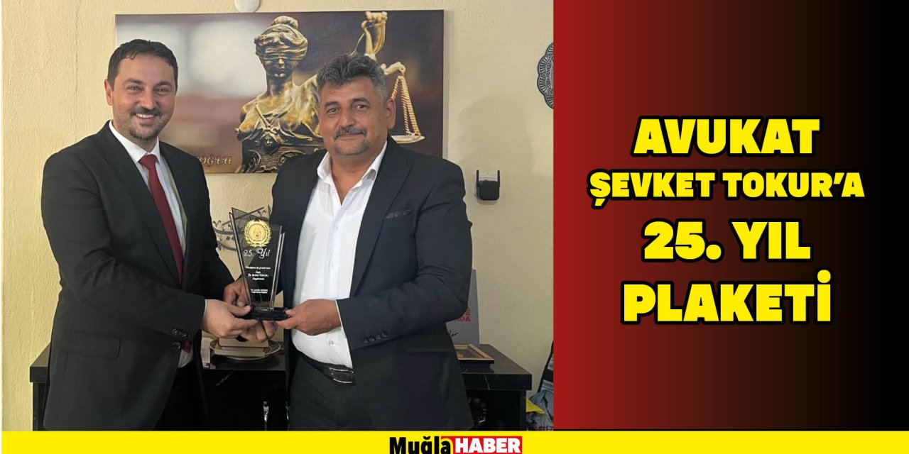 AVUKAT ŞEVKET TOKUR’A 25. YIL PLAKETİ