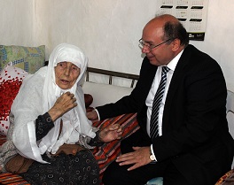 Vali’den,asırlık nineye asırlık evinde ziyaret
