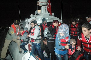 Kaçak göçmenler ölümden döndü