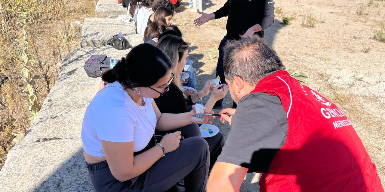 MUĞLA'DA GÖNÜLLÜ GENÇLER STRATONİKEİA'DA SANATLA BULUŞTU