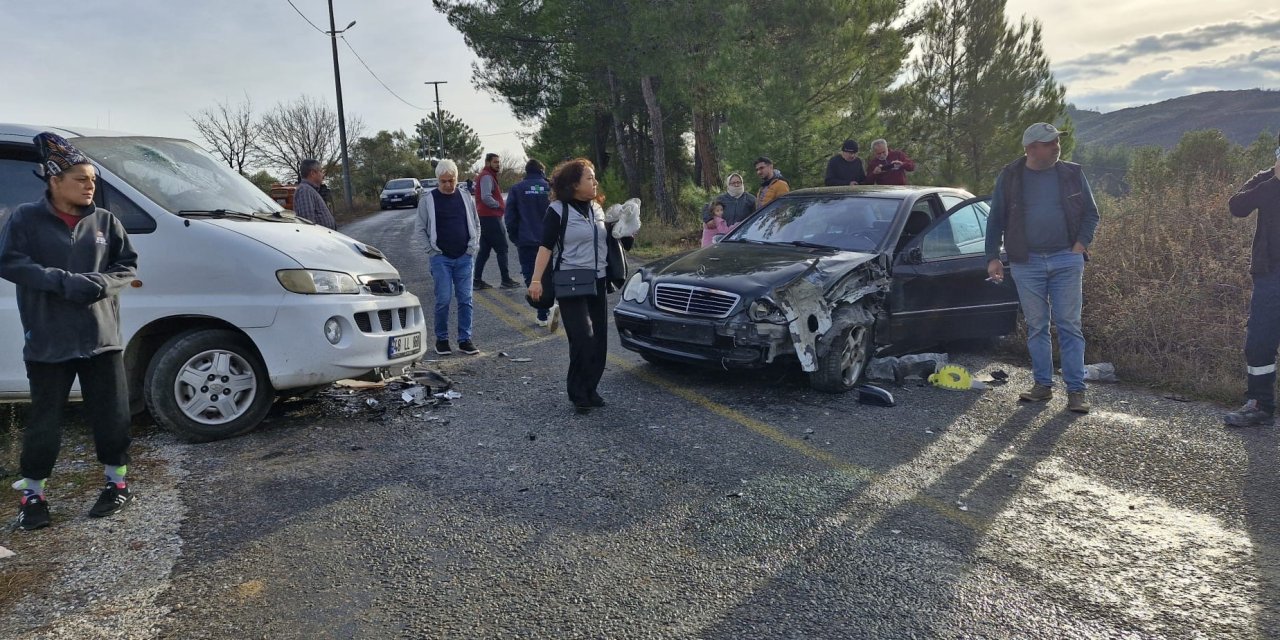 Milas'ta minibüs ile otomobil çarpıştı: 3 yaralı