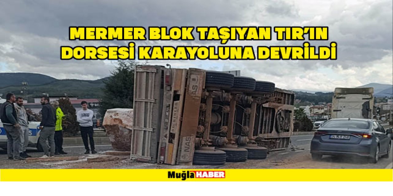 MERMER BLOK TAŞIYAN TIR’IN DORSESİ KARAYOLUNA DEVRİLDİ