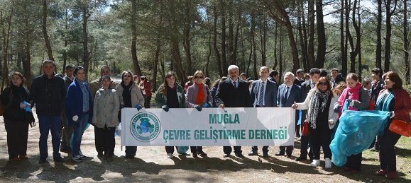 Gökalp, öğrenciler ile çöp topladı