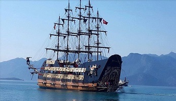 Korsan gemisi Marmaris’e demirledi