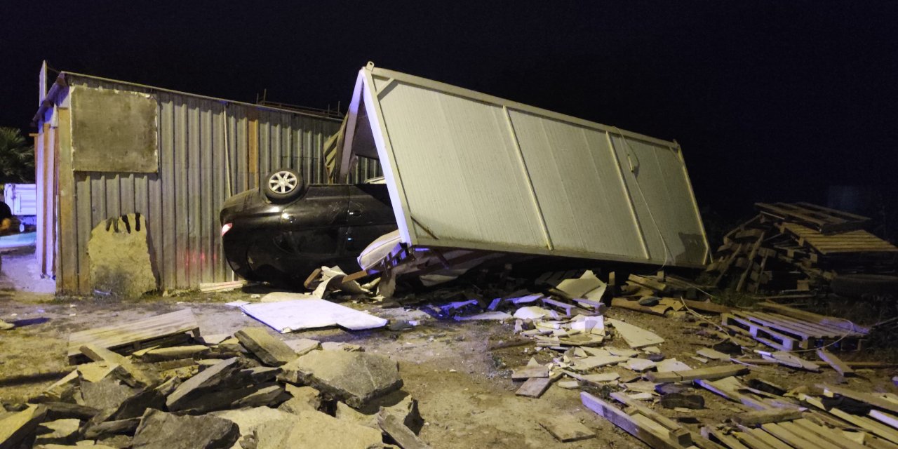 BODRUM’DA OTOMOBİL KONTEYNERE ÇARPTI: 3 YARALI