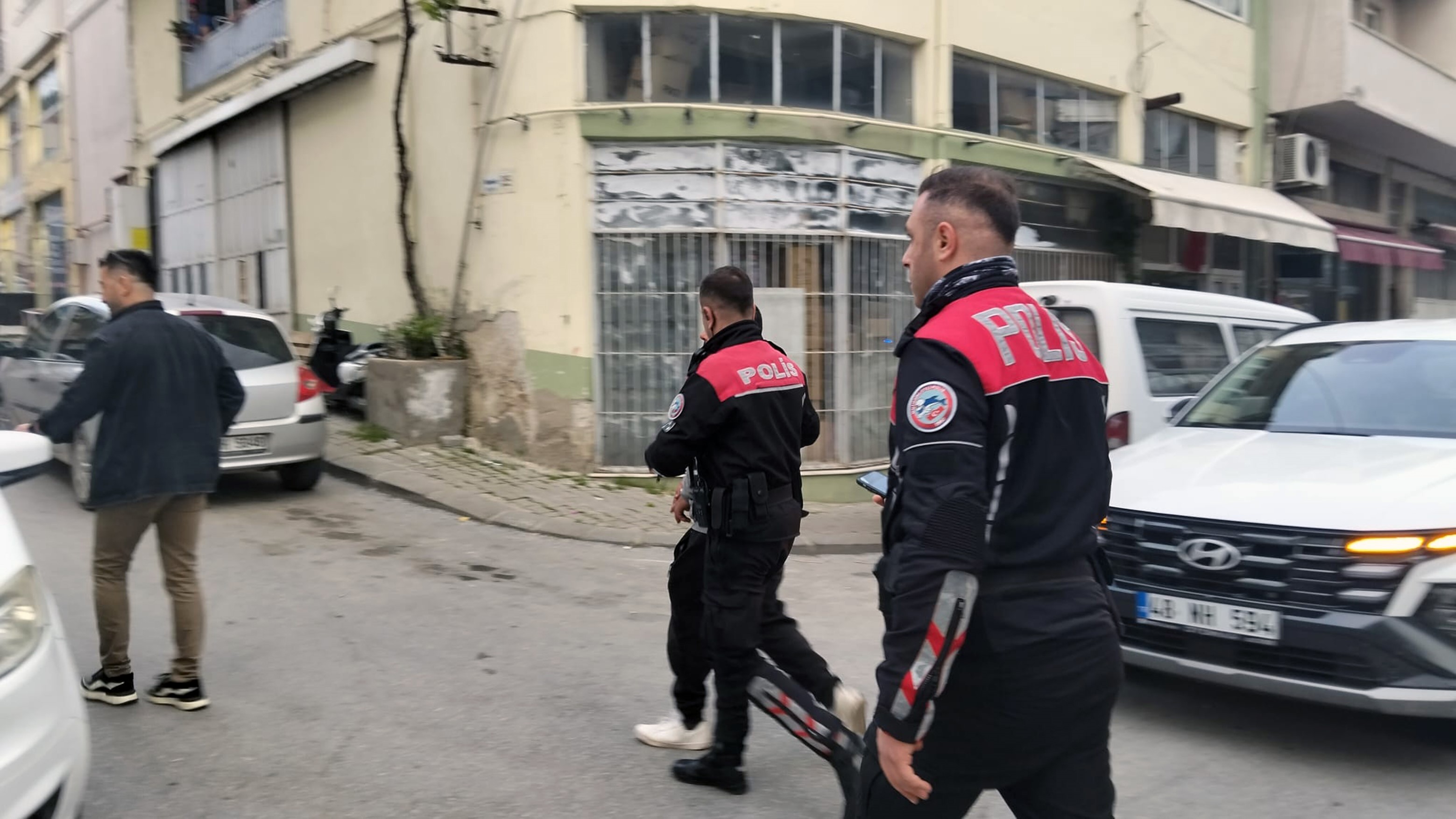 Çaldığı Araçla Kaza Yapan Şüpheli, Kaçarken Vatandaşlara Yakalandı