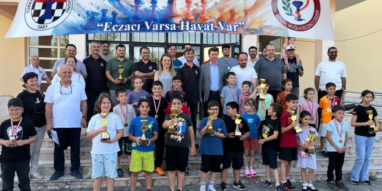 KÖYCEĞİZ'DEKİ SATRANÇ TURNUVASI, KIYASIYA MÜCADELEYE SAHNE OLDU