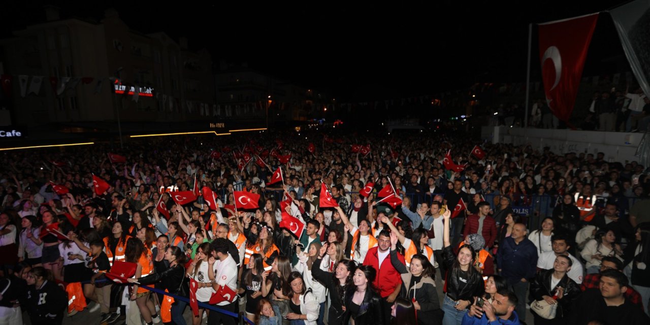 19 MAYIS COŞKUSU BÜYÜKŞEHİR KONSERLERİ İLE YAŞANDI
