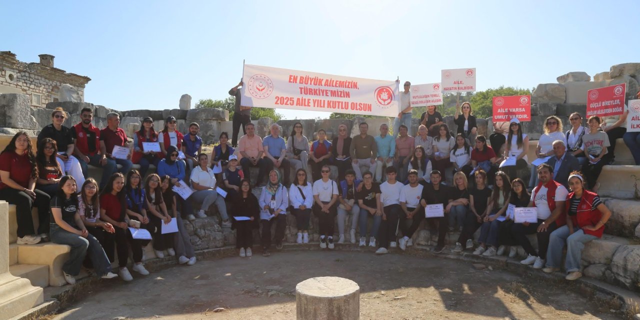 STRATONİKEİA’DA GENÇLER LABİRENTTE YOLUNU BULDU