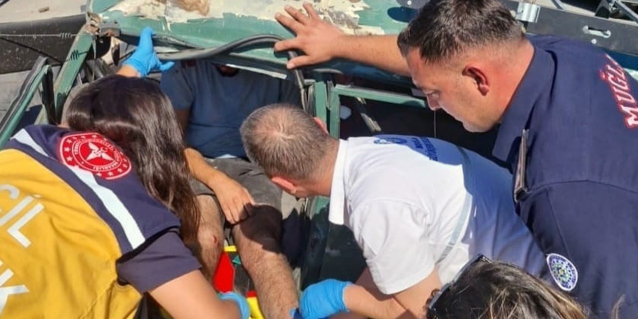 Araçta sıkışan vatandaşı itfaiye ekipleri kurtardı