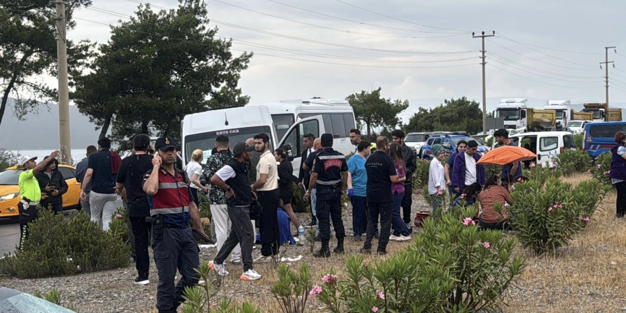 Bodrum'da can pazarı: Minibüsle otomobil çarpıştı, 15 kişi yaralandı