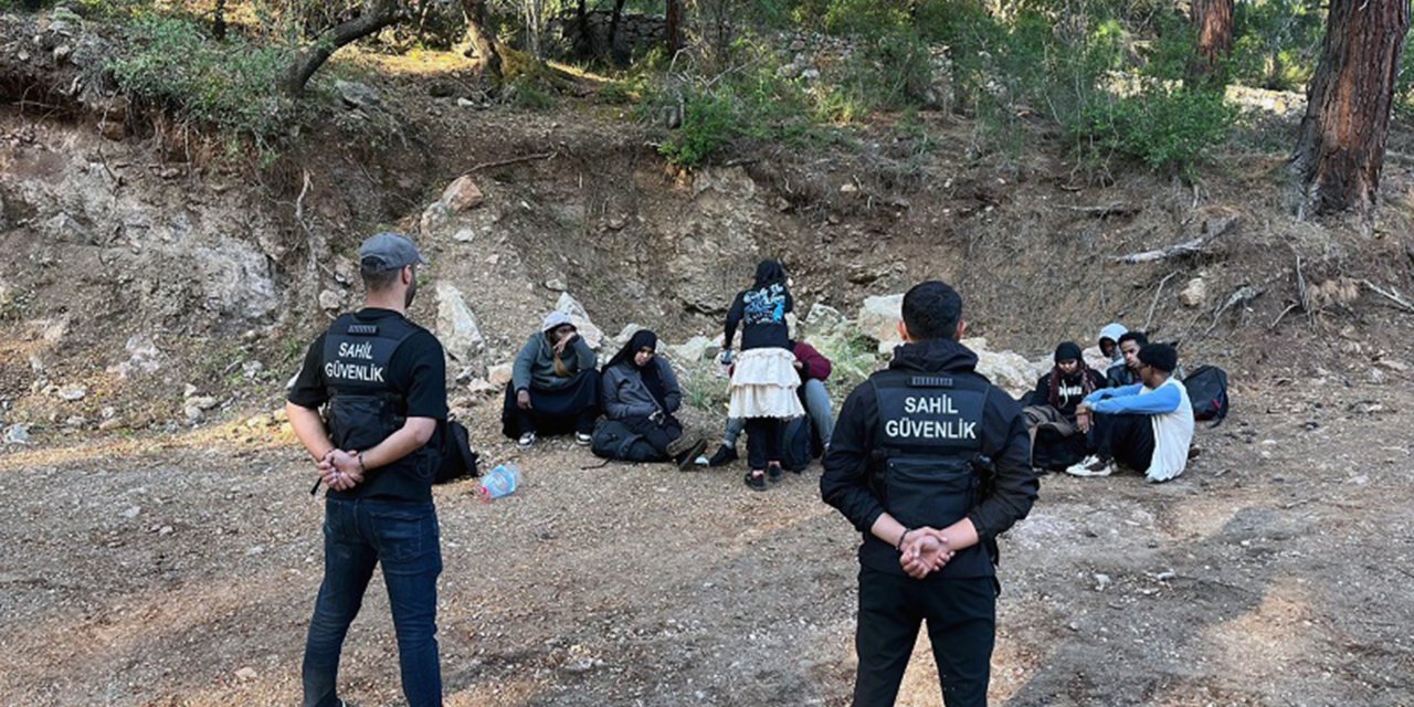 FETHİYE KAYAKÖY'DE 1’İ ÇOCUK 10 DÜZENSİZ GÖÇMEN YAKALANDI
