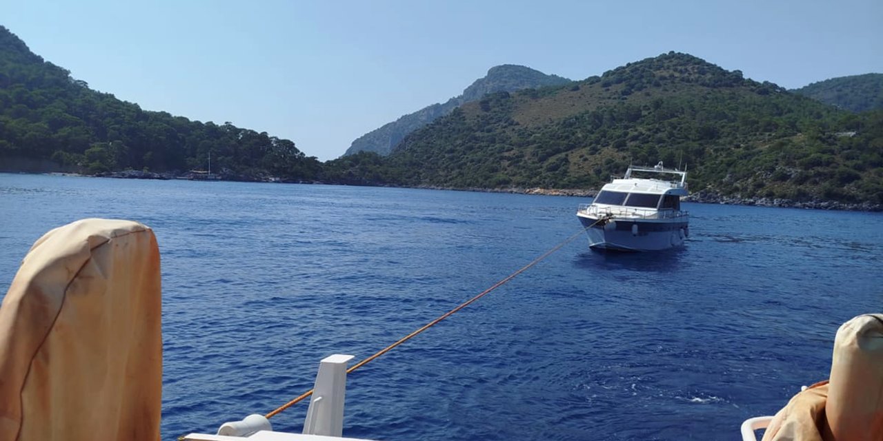ÖLÜDENİZ AÇIKLARINDA ARIZALANAN TEKNE KURTARILDI