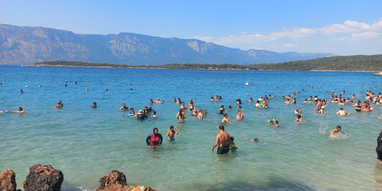 MUĞLA'DA SICAK HAVA NEDENİYLE SAHİLLERDE YOĞUNLUK YAŞANIYOR